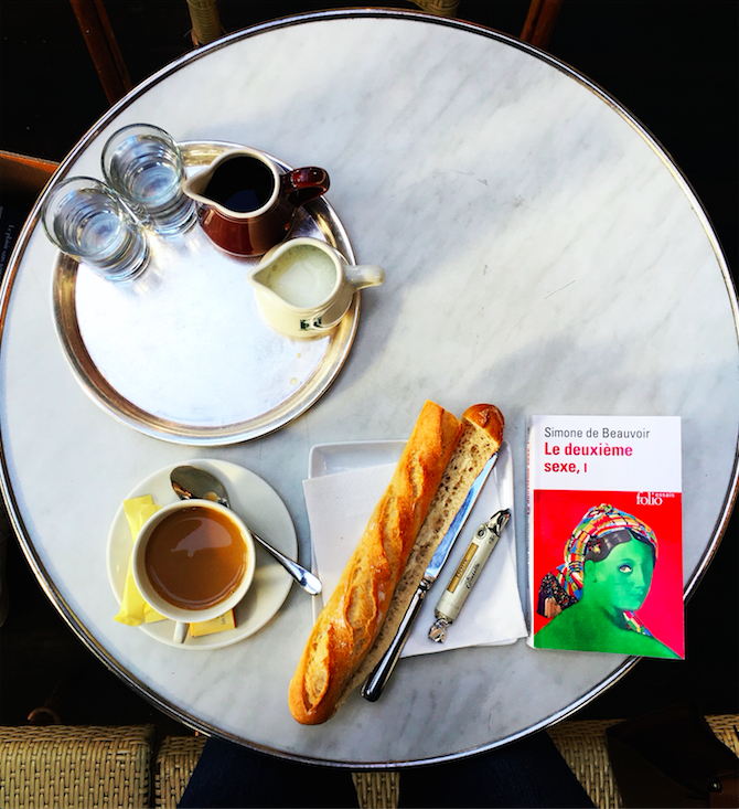 Photo : Lorànt Deutsch présente son nouveau livre Romanesque dans le  cadre du Lundi Des Ecrivains au café Les Deux Magots à Paris, le 18  décembre 2019. © Giancarlo Gorassini/Bestimage - Purepeople