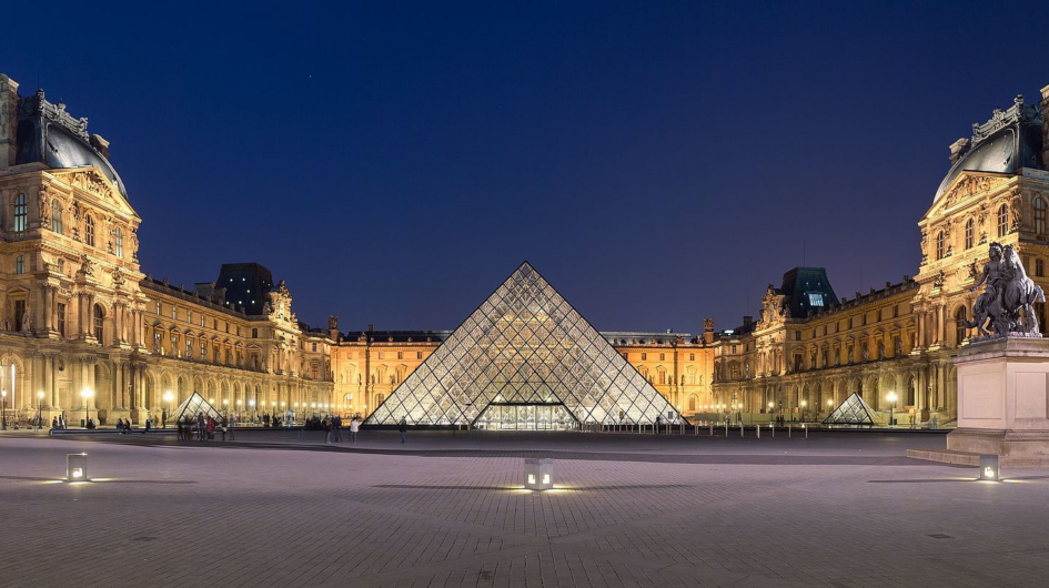 pyramide du Louvre de nuit